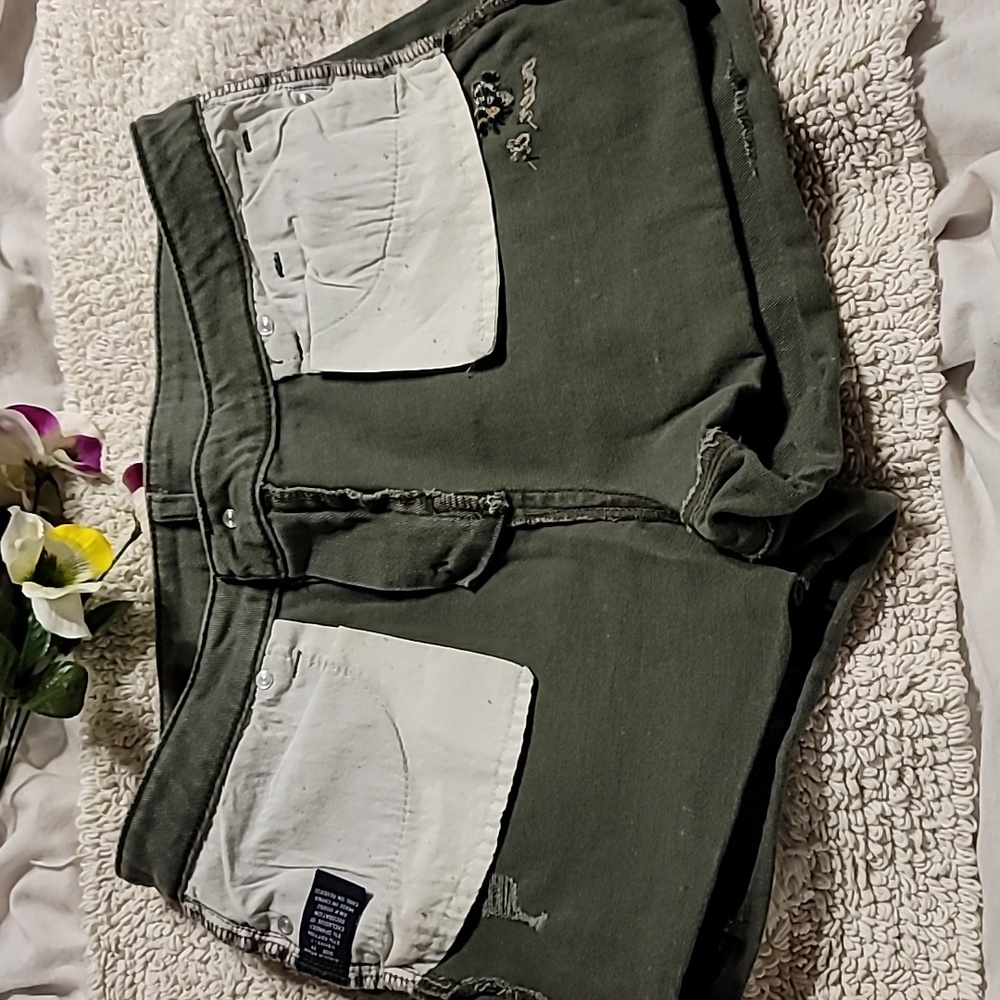 OLIVE DENIM EMBROIDERED MID RISE STRETCH SHORT BEE DETAIL - Picture 9 of 12